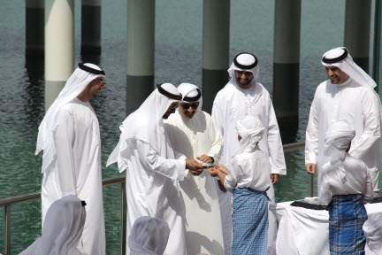 mubadala-executives-and-honorary-guests-are-presented-with-an-oyster-and-pearl-during-the-official